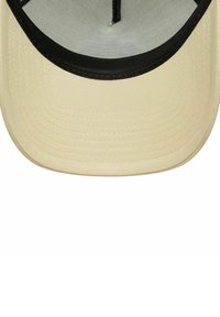 Beige Baseballcap mit sichtbaren Nähten und schwarzem Innenfutter um die Öffnung des vorderen Panels.