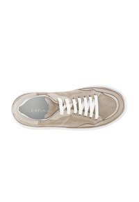 Sneaker in suede beige con lacci bianchi, punta arrotondata e suola in gomma bianca; presenta dettagli cuciti e un design minimalista.