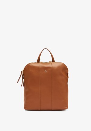 Bruine leren rugzak met een soepele textuur, ronde vorm, dubbele ritssluitingen en een handvat aan de bovenkant. Bevat horizontale naaddetails.