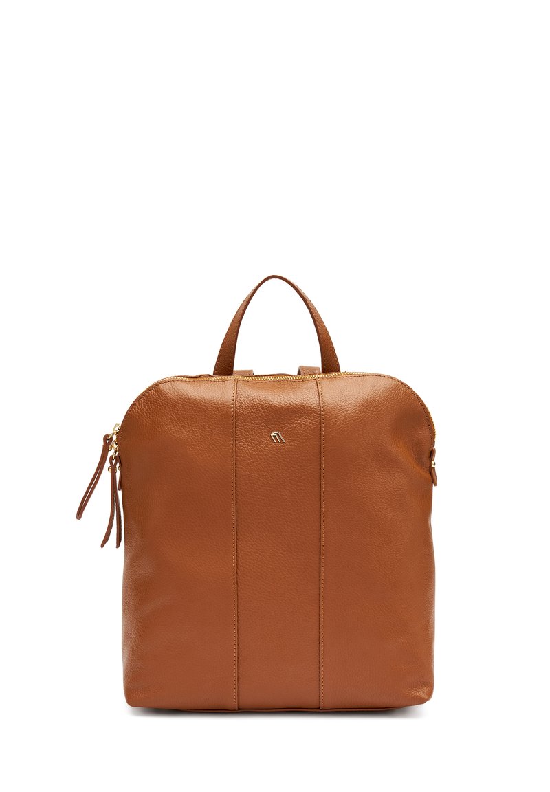 Zaino in pelle marrone con una texture liscia, forma arrotondata, doppi zip e manico superiore. Presenta dettagli di cuciture orizzontali.