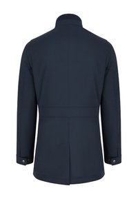 Granatowa kurtka z wysokim kołnierzem, prostym tyłem, zapinanym mankietami oraz gładką, gładką teksturą i minimalnymi detalami wzorniczymi.