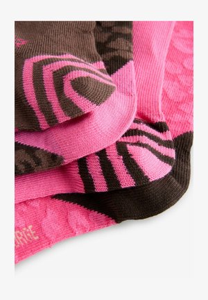 Kolm paari sokke: kaks roosat triibulist ja üks pruun roosa aksendiga. Kude näeb välja kudum, millel on sooneline tekstuur.