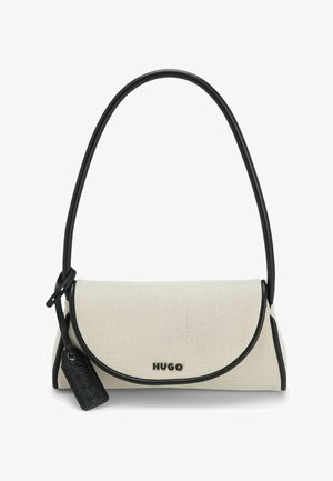 Petit sac bandoulière beige avec bordure noire, sangle noire réglable, et logo "HUGO" sur le devant avec une étiquette noire attachée.