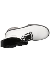 Botín blanco de cordones con un upper de cuero liso, forro negro y una suela de goma contrastante. Presenta un tacón texturizado y ojales.