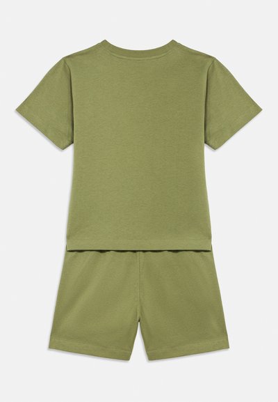 Σετ δύο κομματιών από βαμβάκι σε ελιά πράσινο χρώμα, που περιλαμβάνει ένα κοντομάνικο T-shirt και αντίστοιχα σορτς, με απλή στρογγυλή λαιμόκοψη και άνετη εφαρμογή.