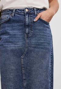 Pieces PCJESSIE MIDI SKIRT - Krilo iz džinsa - medium blue denim