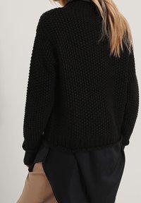 NA-KD Sweter