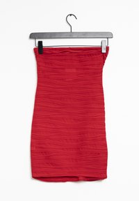 Röd strapless klänning med vågiga plisseringar, med en åtsittande silhuett som smalnar av nedtill. Hänger från en svart plastgalge.