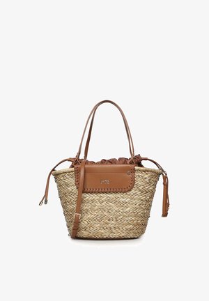 Bolso tote de paja tejida con detalles de cuero marrón, doble asa, cierre de tela con cordón y una correa de hombro ajustable.