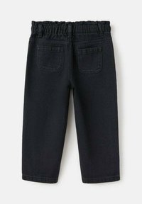 Crne traperice od denima s naboranim elastičnim pojasom, ravnim nogavicama i dva stražnja džepa. Glatka tekstura i svestran dizajn.