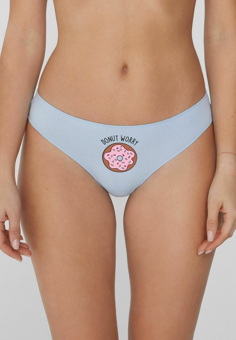 Hellblaue Baumwollbikini mit einem niedrigen Schnitt. Mit einem pinken Donut-Design und dem Aufdruck "DONUT WORRY" auf der Vorderseite.