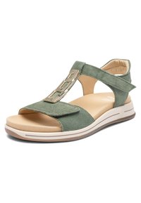 Groene suède sandaal met open teen, een beige gevoerde zool, verstelbare bandjes en decoratieve metalen accenten in zilverkleur op het bovenste bandje.
