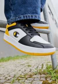 Unselected, white/black/yellow