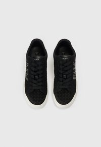 Adidași negri cu parte superioară texturată, asemănătoare unei plase, prezentând modele geometrice, șireturi negre și o talpă de cauciuc albă.