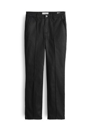 Zwarte op maat gemaakte broek van een gladde stof, met een knoopsluiting, twee voorkeursogen en geplooide details aan de voorkant.