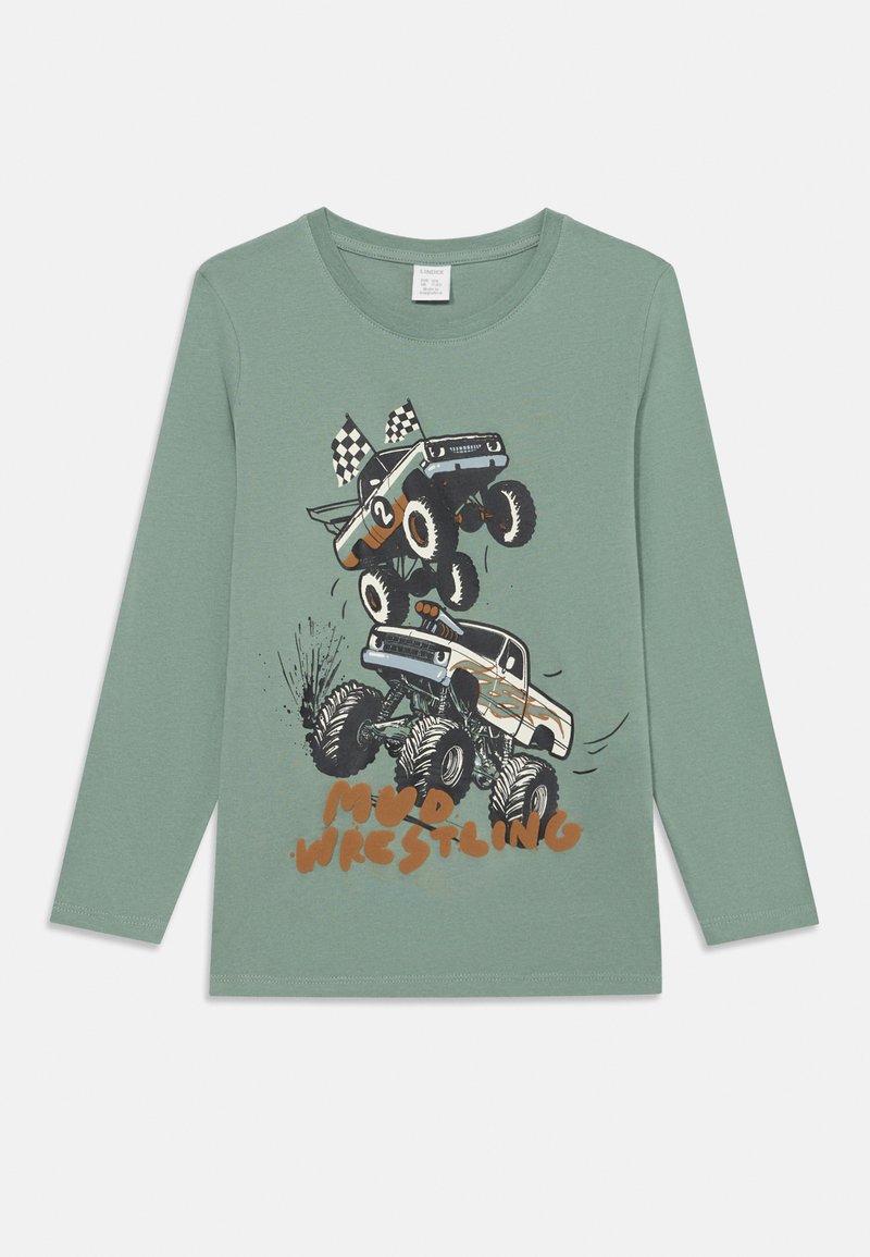 Hosszú ujjú zöld póló, illusztrált dizájnnal, amelyen monster truckok és a "MUD WRESTLING" felirat barna színben szerepel, kockás zászlókkal.