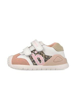 Zapatilla infantil blanca y rosa con panel lateral de estampado de leopardo y doble cierre de velcro sobre fondo blanco.