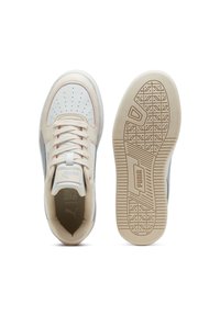 Vita och beige sneakers med grå accenter. Slät läderöverdel, perforerad tå, platta snören och en texturerad gummisul med mönstrad sula.