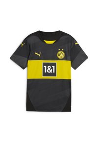 Camiseta de fútbol a rayas negras y grises con acentos amarillos, con cuello redondo, logo de Puma en las mangas y un gráfico del patrocinador en el centro.