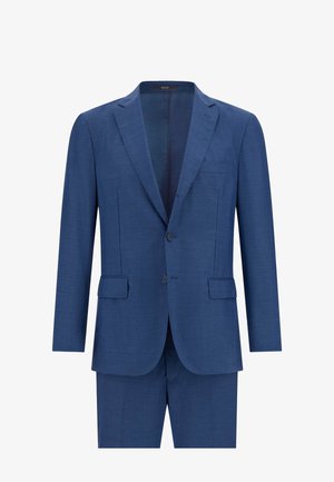 Modrý oblek vyrobený z texturované tkaniny, má klopový límec, dvě knoflíky a boční kapsy. Přizpůsobený střih se strukturovanými rameny.