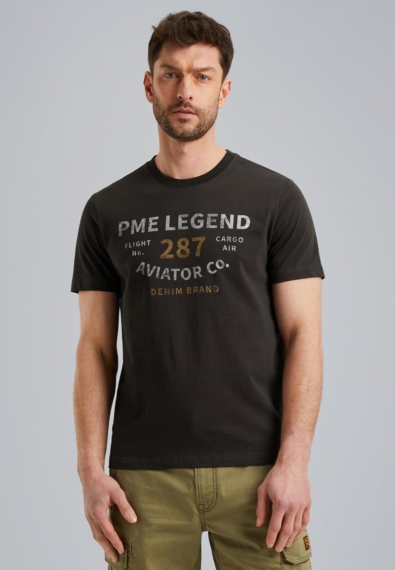 Sort kortærmet t-shirt med et grafisk print, der inkluderer teksten "PME LEGEND," "Aviator Co," og forskellige flyrelaterede detaljer i kontrasterende farver.