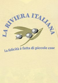 Žluté tričko s grafikou zelené olivové větve se třemi černobílými olivami a modrým textem "LA RIVIERA ITALIANA" a "La felicità è fatta di piccole cose."