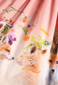 Világos rózsaszín háttérrel készült textil, amelyen rókák virágokkal és levelekkel díszítve találhatók, részletes és élénk színekben.