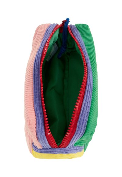 Pochette in cotone a righe multicolori con zip rossa, caratterizzata da pannelli rosa, viola, verde e giallo. L'interno è foderato in tessuto verde.