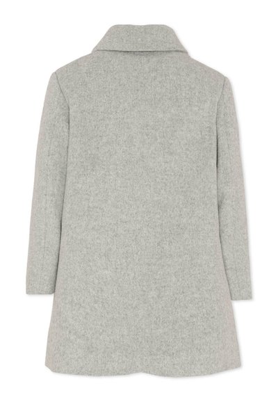 Cappotto grigio in lana con un colletto strutturato e maniche lunghe; texture liscia e design di media lunghezza, che presenta una silhouette pulita e semplice.