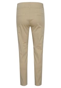 Chinos beige con una vestibilità slim, dotati di tasche posteriori e un tessuto liscio e leggero. Progettati con un taglio dritto e senza cuciture visibili.