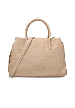 Borsa beige con motivo testurizzato, doppi manici e tracolla staccabile, brandizzata con una piccola etichetta rettangolare sul davanti.