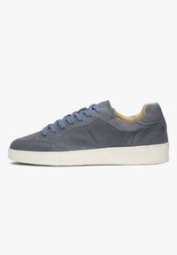 Grijze suède lage sneakers met blauwe veters en een witte, textuurgegeven zool. Kenmerkt zich door strakke lijnen en een eenvoudig ontwerp met minimale branding.