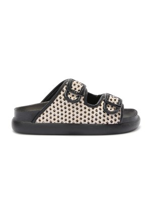 Sort og beige åben tå-sandal med to justerbare remme med spænder og en perforeret mesh-overdel.