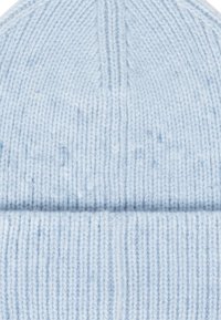 Světle modrá pletená čepice, s žebrovanou texturou, ohrnutým okrajem a hladkým povrchem. Stehy jsou rovnoměrně rozložené s konzistentním vzorem.