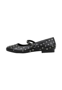 Bailarinas de charol negro estilo Mary Jane con puntera redondeada, tachuelas plateadas esparcidas por la parte superior y una correa ajustable con hebilla.