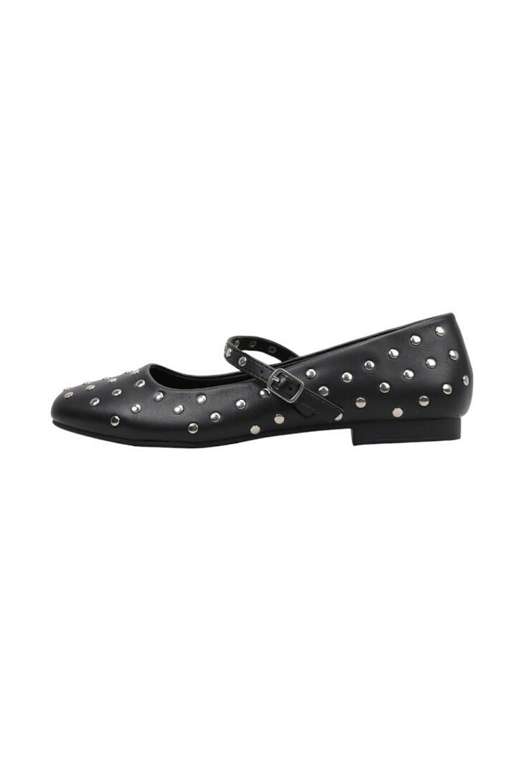 Bailarinas de charol negro estilo Mary Jane con puntera redondeada, tachuelas plateadas esparcidas por la parte superior y una correa ajustable con hebilla.