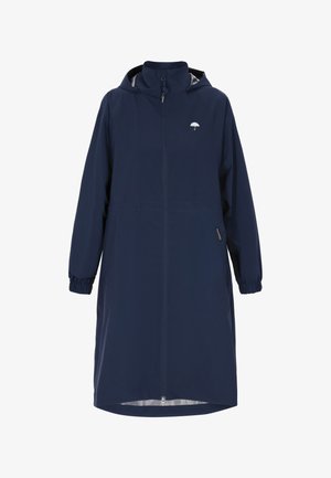 Granatowy nieprzemakalny płaszcz przeciwdeszczowy z zamkiem z przodu, elastycznymi mankietami i kapturem ze ściągaczem. Na piersi znajduje się małe białe logo w kształcie parasola.