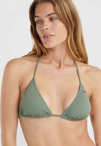 Olivgrön bikinitopp med triangulär design, justerbara remmar, rynkade kanter och en liten logotypetikett på en kopp.