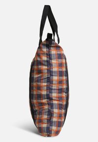 Borsa a scacchi con motivi arancioni, blu navy e verdi; realizzata in materiale morbido con manici neri e una forma arrotondata. Contruzione durevole.