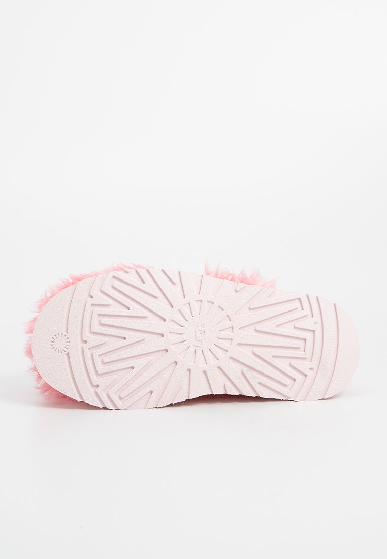 Pantofole rosa morbide con suola in gomma testurizzata. La suola presenta motivi geometrici e un logo circolare al centro. Materiale superiore morbido.