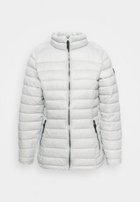 Biała kurtka puchowa z poziomym pikowaniem, wysokim kołnierzem oraz zamkiem błyskawicznym z przodu i dwiema bocznymi kieszeniami. Materiał wydaje się lekki i gładki.