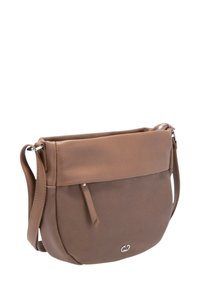 Braune Lederhandtasche mit strukturiertem Finish, weichem rechteckigem Design, verstellbarem Tragegurt und Reißverschluss. Verfügt über eine Vorderfronttasche und ein Logodetail.