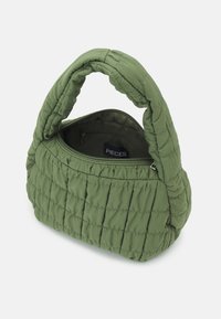 Quiltad grön handväska med en rundad siluett, vadderat tyg och ett enda handtag; dragkedjeöppningen avslöjar en matchande inredning.