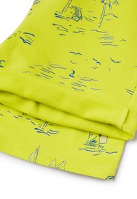 Tissu en coton vert citron avec un motif côtier bleu représentant des palmiers, des bateaux et des vagues. Les bords repliés sont soigneusement finis.