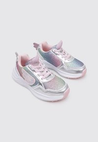 Zapatillas plateadas y en rosa pastel con un acabado brillante e iridiscente, acentos con alas, forro acolchado y suelas gruesas blancas.
