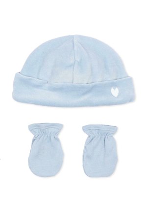 Cappellino morbido azzurro chiaro per neonati con un piccolo cuore bianco e guanti azzurri chiari abbinati su sfondo bianco.