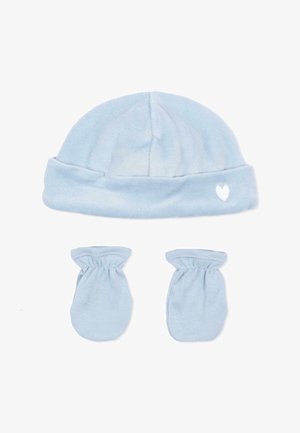 Cappellino morbido azzurro chiaro per neonati con un piccolo cuore bianco e guanti azzurri chiari abbinati su sfondo bianco.