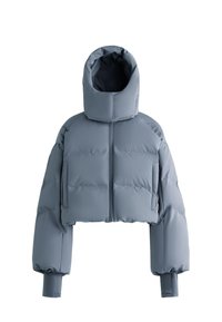 Skraćena svijetloplava jakna s punjenjem, visokim ovratnikom, dugim rukavima i prednjim zatvaračem.