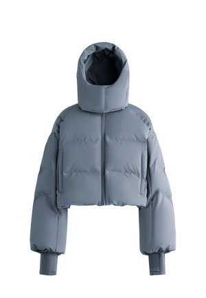 Rövidített világoskék párnázott dzseki magas gallérral, hosszú ujjakkal és elülső cipzáras záródással.