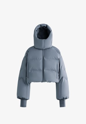 Geleden lichtblauwe gewatteerde jas met hoge kraag, lange mouwen en sluiting met een rits aan de voorkant.